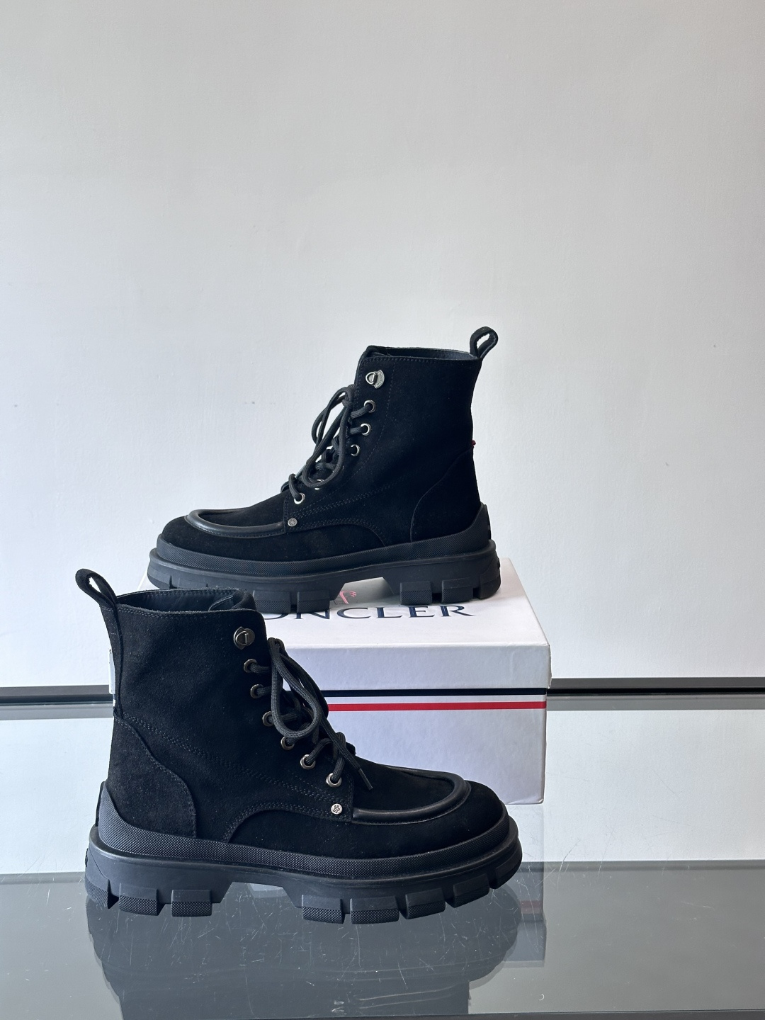 Moncler蒙口秋冬高帮男靴，是个性鲜明的男性单品，采用柔软牛皮制成，户外休闲有范，大底采用TPU+橡