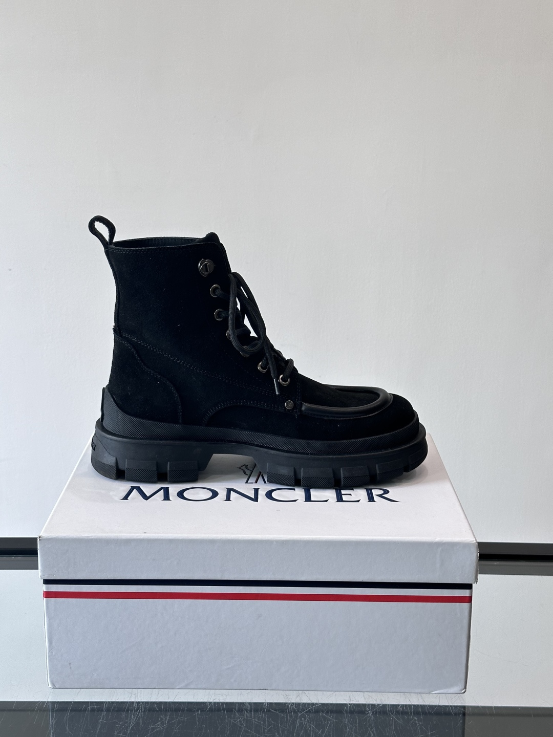 Moncler蒙口秋冬高帮男靴，是个性鲜明的男性单品，采用柔软牛皮制成，户外休闲有范，大底采用TPU+橡