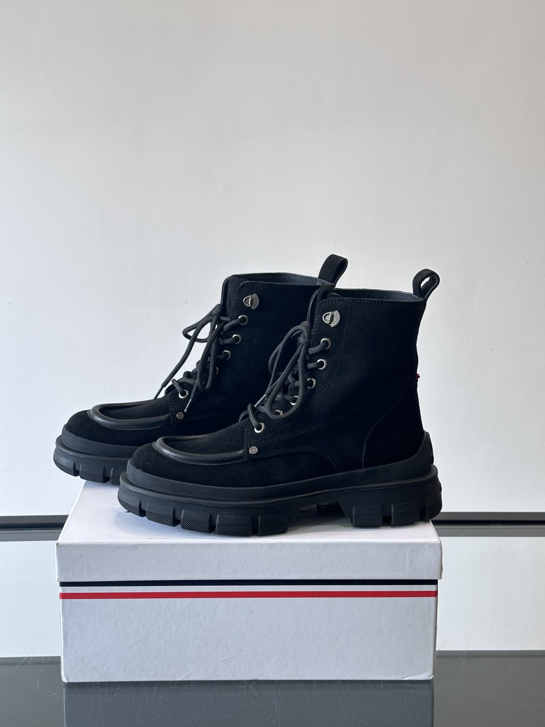 Moncler蒙口秋冬高帮男靴，是个性鲜明的男性单品，采用柔软牛皮制成，户外休闲有范，大底采用TPU+橡