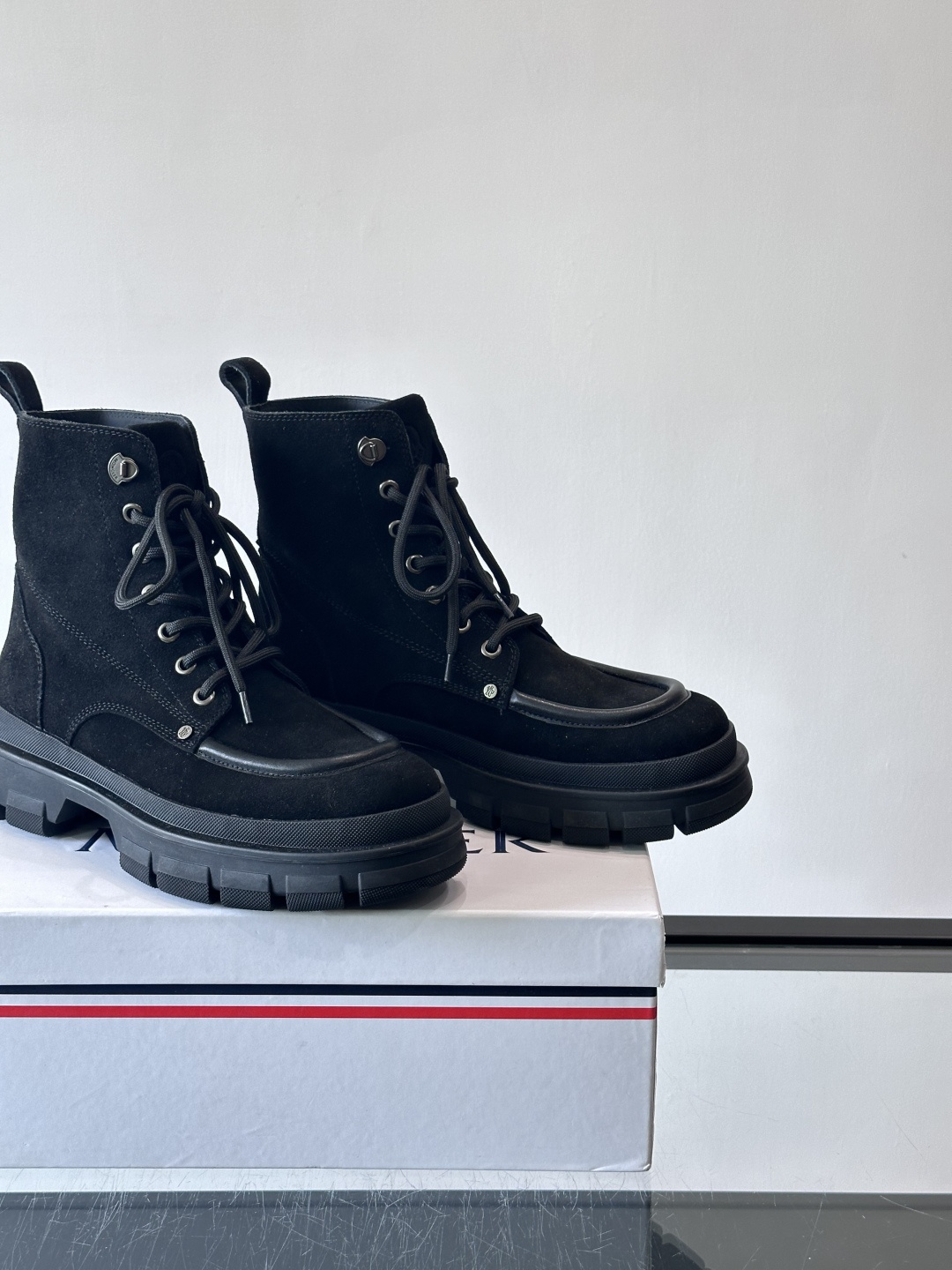 Moncler蒙口秋冬高帮男靴，是个性鲜明的男性单品，采用柔软牛皮制成，户外休闲有范，大底采用TPU+橡