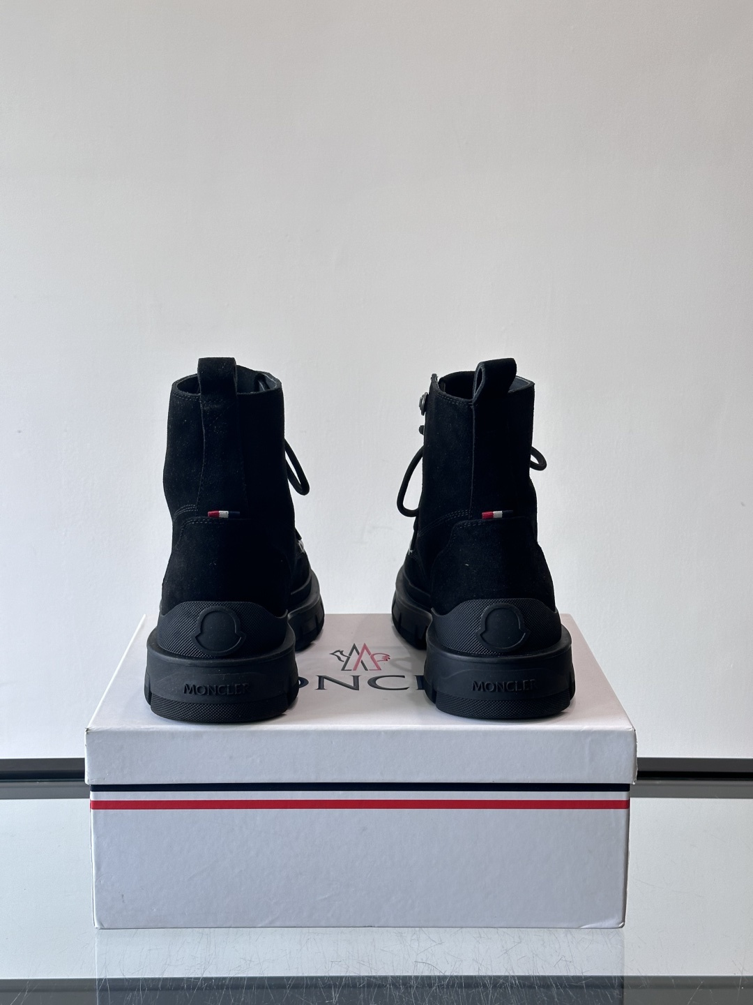 Moncler蒙口秋冬高帮男靴，是个性鲜明的男性单品，采用柔软牛皮制成，户外休闲有范，大底采用TPU+橡