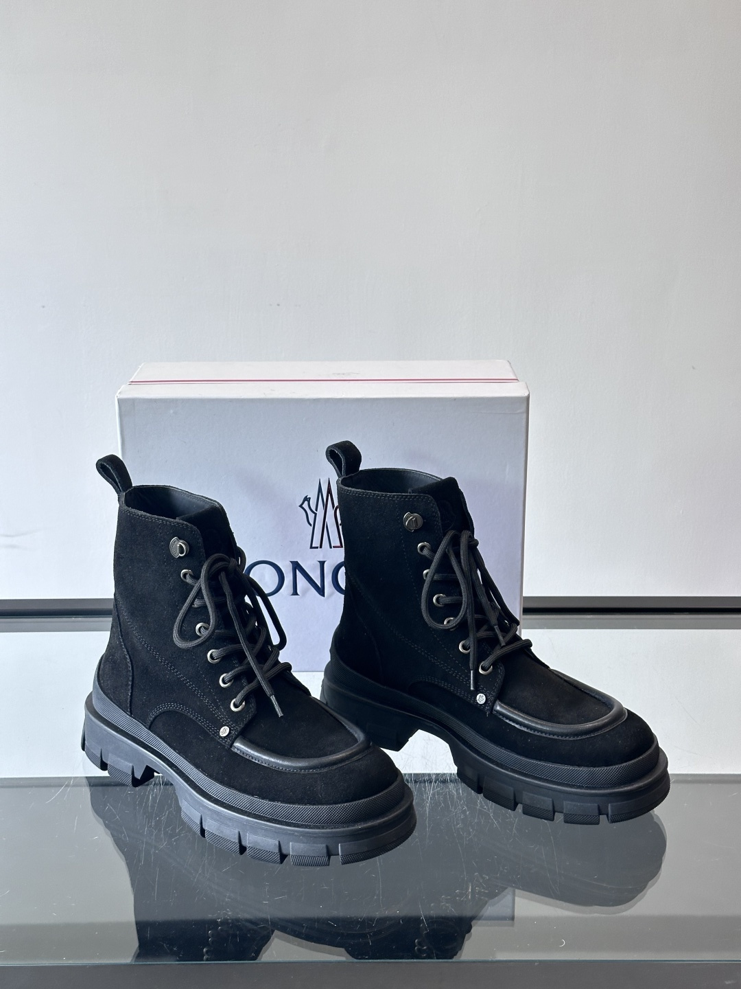 Moncler蒙口秋冬高帮男靴，是个性鲜明的男性单品，采用柔软牛皮制成，户外休闲有范，大底采用TPU+橡