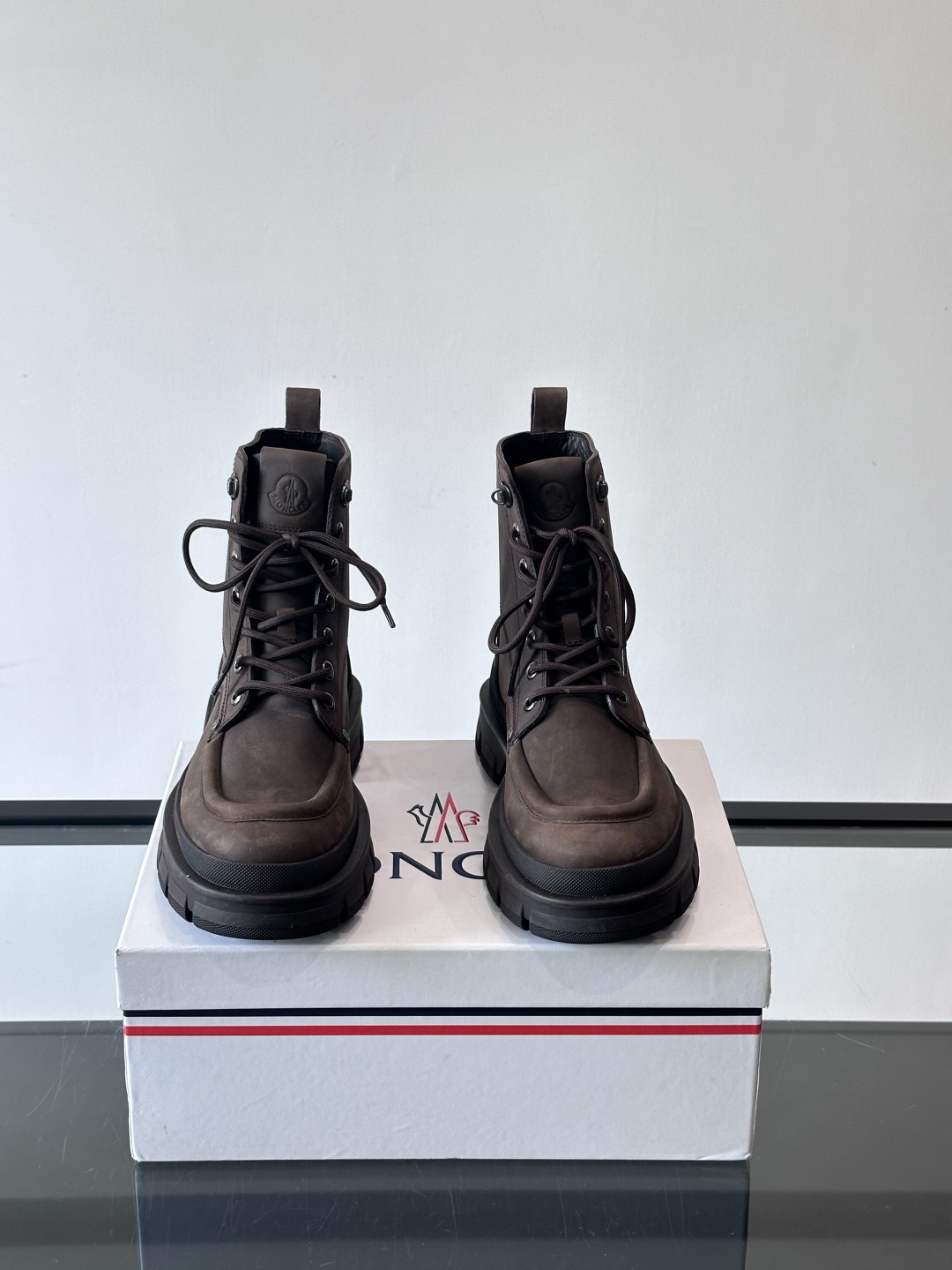 Moncler蒙口秋冬高帮男靴，是个性鲜明的男性单品，采用柔软牛皮制成，户外休闲有范，大底采用TPU+橡