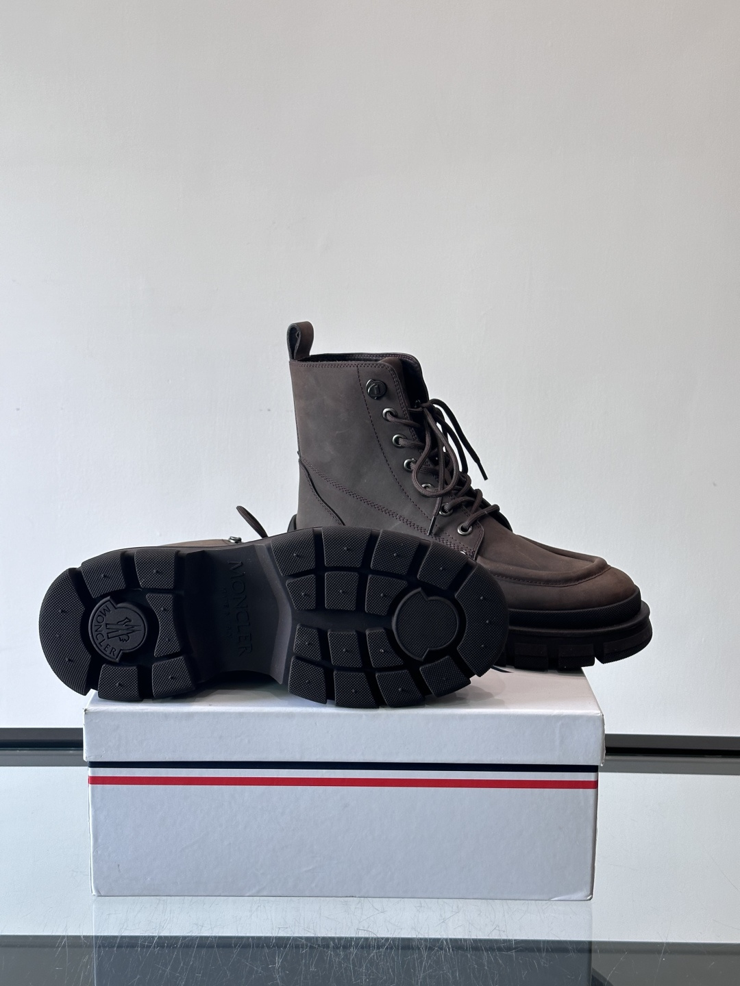 Moncler蒙口秋冬高帮男靴，是个性鲜明的男性单品，采用柔软牛皮制成，户外休闲有范，大底采用TPU+橡