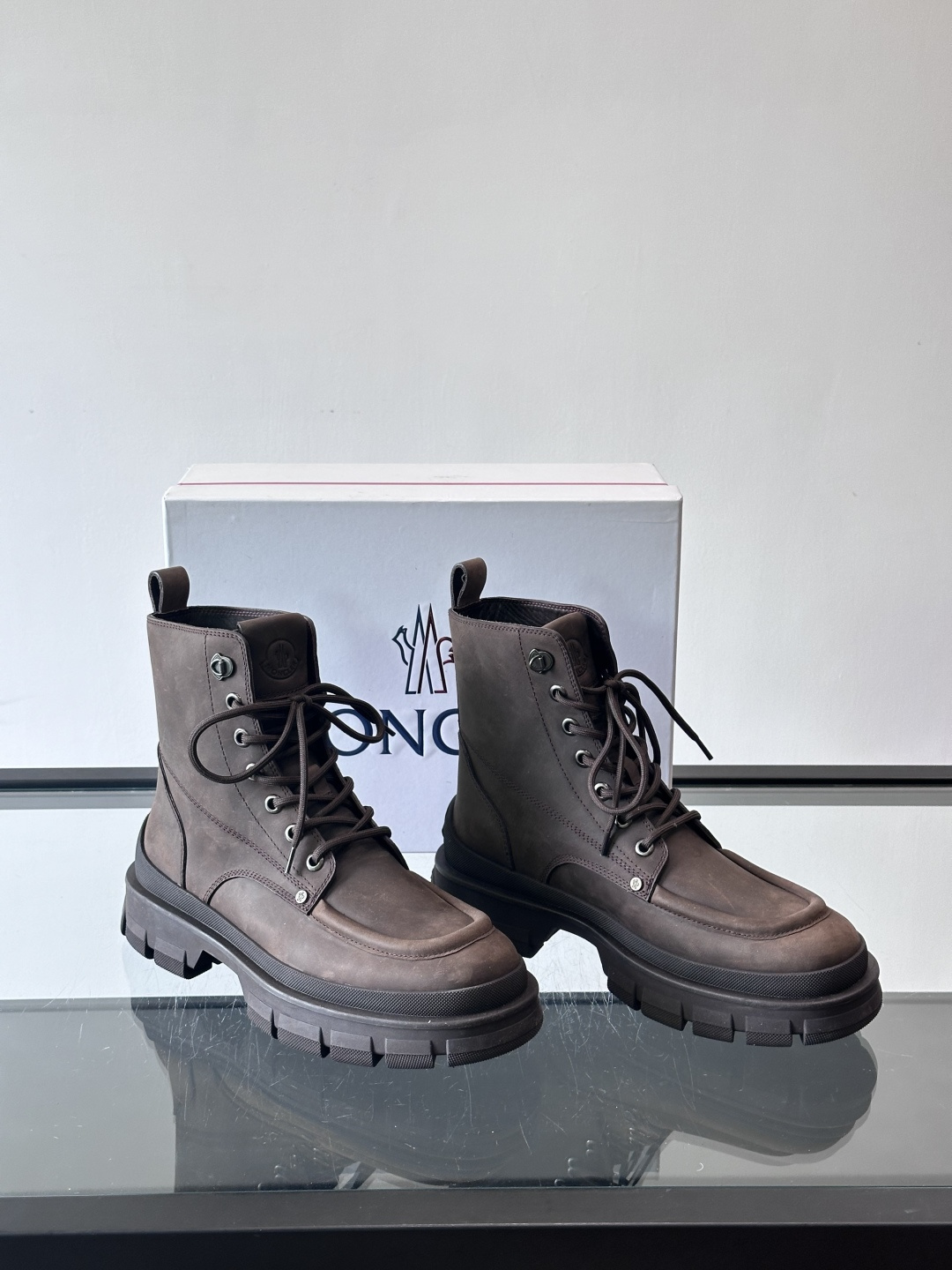 Moncler蒙口秋冬高帮男靴，是个性鲜明的男性单品，采用柔软牛皮制成，户外休闲有范，大底采用TPU+橡