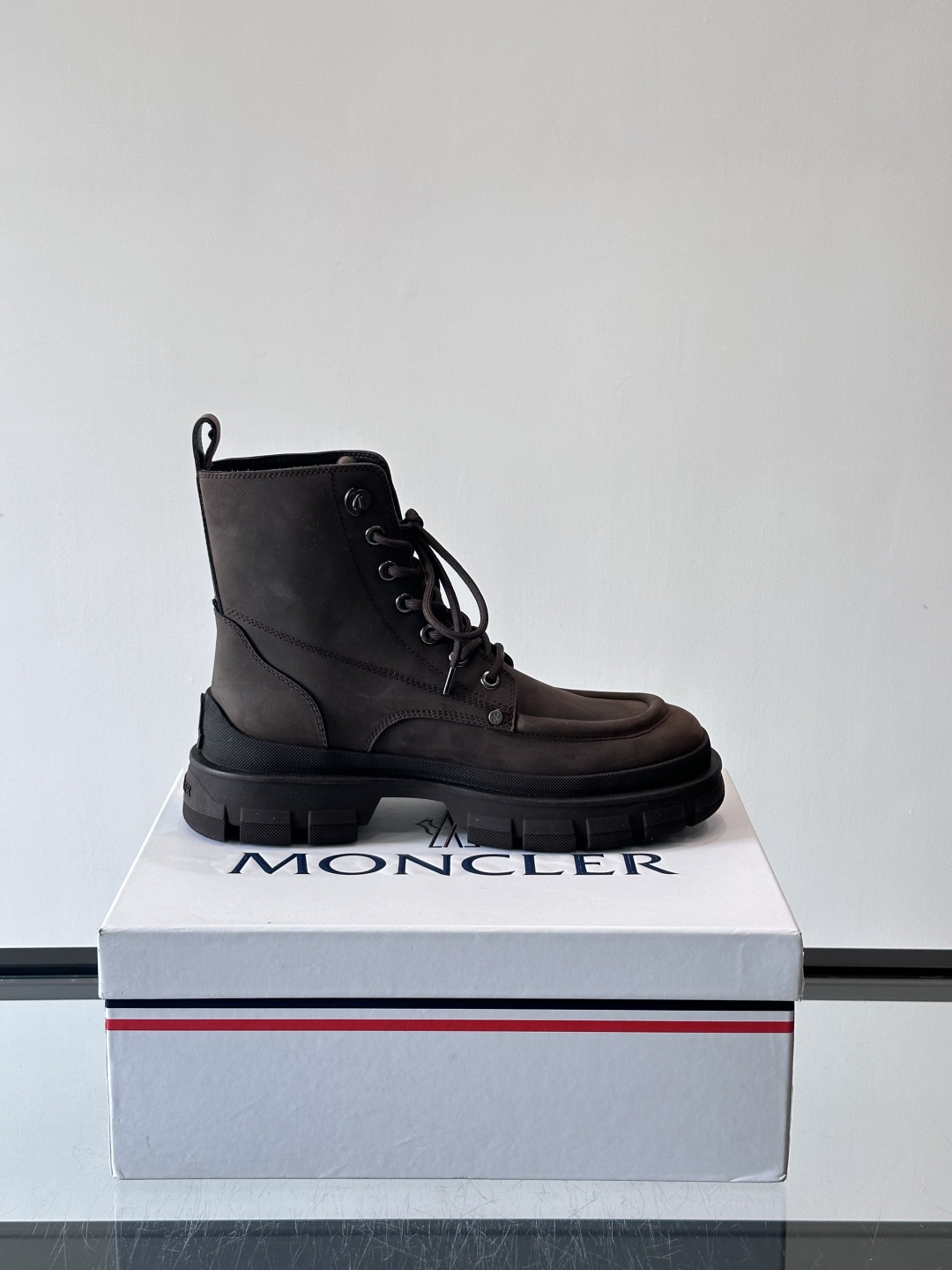 Moncler蒙口秋冬高帮男靴，是个性鲜明的男性单品，采用柔软牛皮制成，户外休闲有范，大底采用TPU+橡