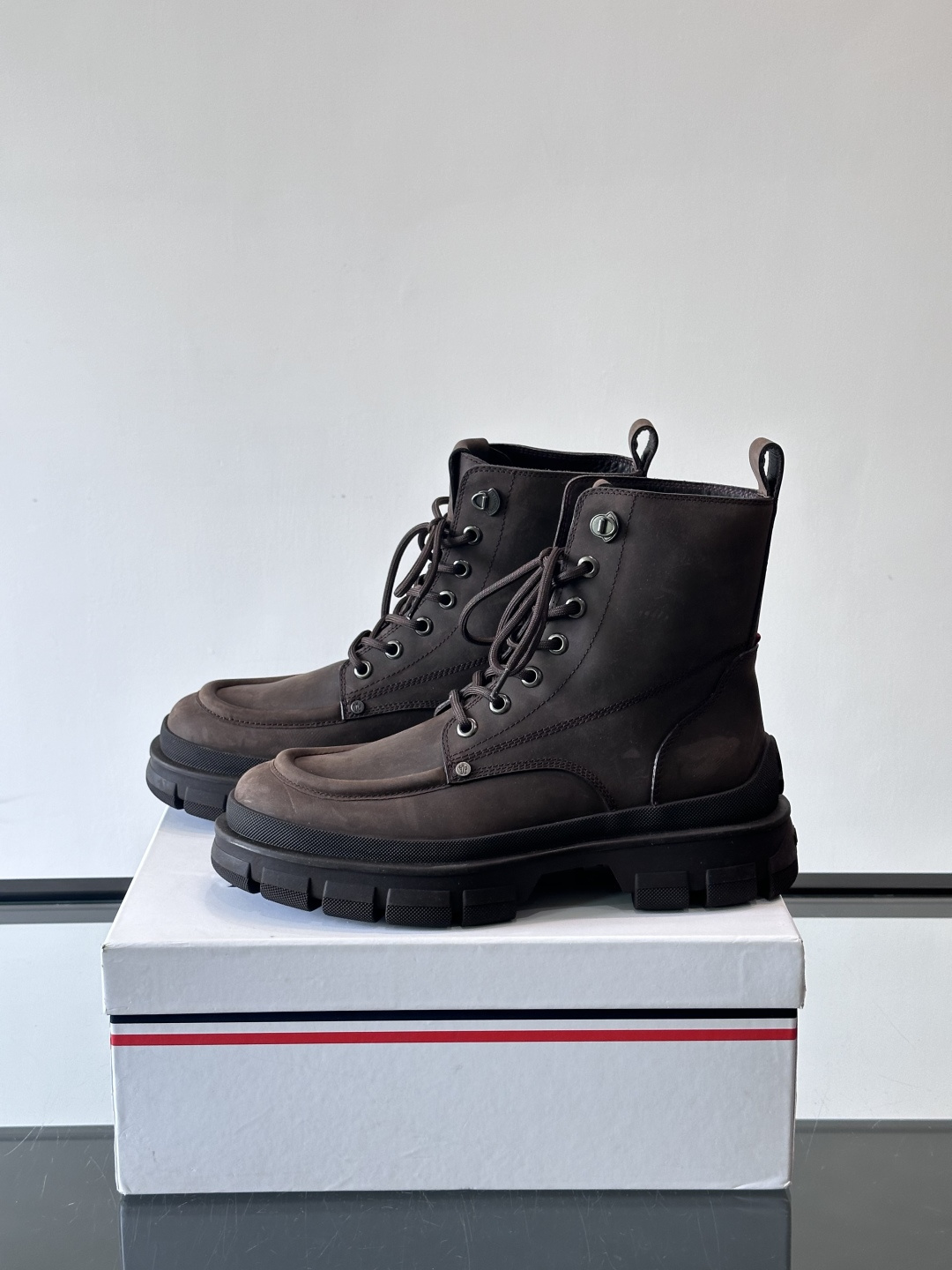 Moncler蒙口秋冬高帮男靴，是个性鲜明的男性单品，采用柔软牛皮制成，户外休闲有范，大底采用TPU+橡