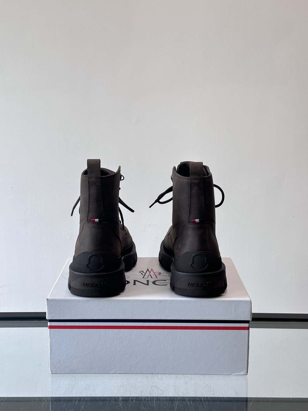 Moncler蒙口秋冬高帮男靴，是个性鲜明的男性单品，采用柔软牛皮制成，户外休闲有范，大底采用TPU+橡