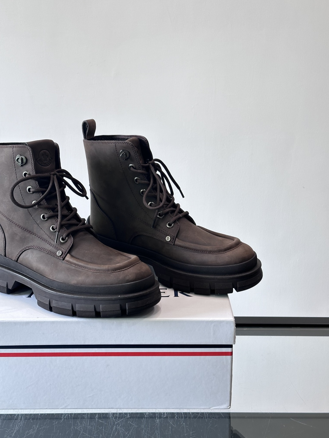 Moncler蒙口秋冬高帮男靴，是个性鲜明的男性单品，采用柔软牛皮制成，户外休闲有范，大底采用TPU+橡