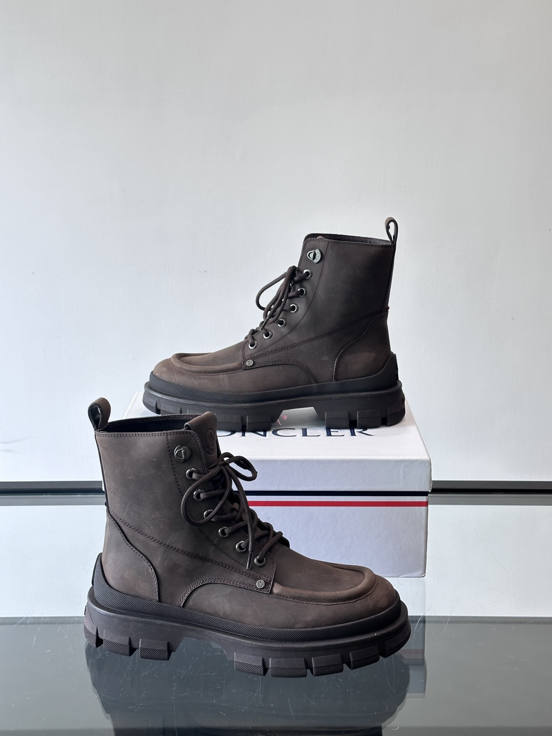 Moncler蒙口秋冬高帮男靴，是个性鲜明的男性单品，采用柔软牛皮制成，户外休闲有范，大底采用TPU+橡