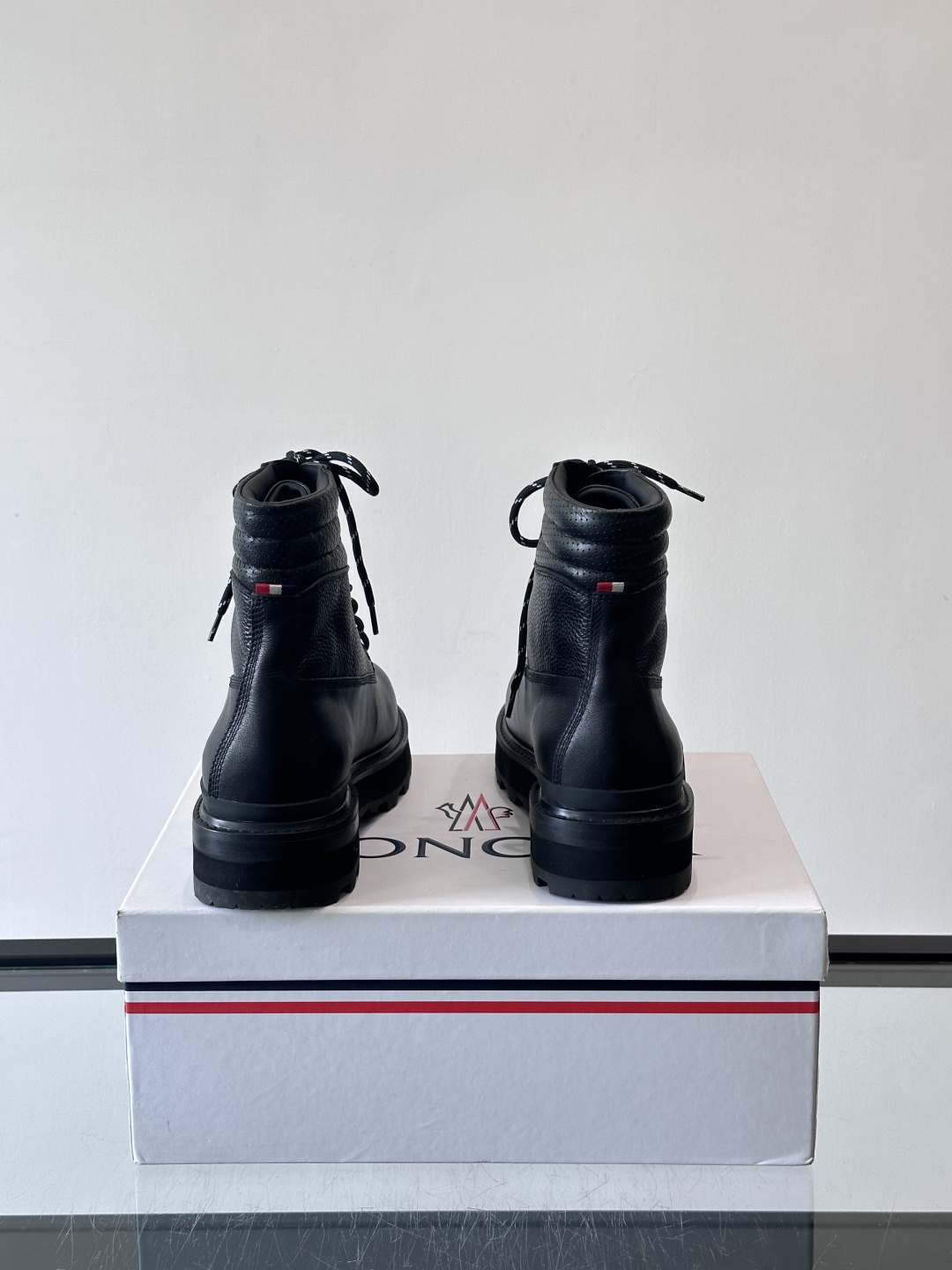 Moncler蒙口秋冬高帮男靴，是个性鲜明的男性单品，采用柔软牛皮制成，户外休闲有范，大底采用TPU+橡