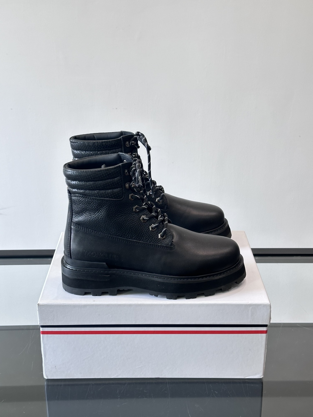 NO:664481,Moncler's autumn and winter high-top men's boots are a distinctive men's item. They are made of soft cowhide and are suitable for outdoor leisure. The outsole is made of TPU+rubber+high-elastic rubber foam, which is highly elastic and wear-resistant, improving comfort!  Size39-44 (customized at 38.45) can be customized with warm fleece, Moncler, boots, cowhide19860909Moncler蒙口秋冬高帮男靴,是个性鲜明的男性单品,采用柔软牛皮制成,户外休闲有范,大底采用TPU+橡胶+高弹橡胶发泡组合成型,具有高弹性高耐磨性,提高舒适性！ Size39-44（38.45定做）可定做保暖毛里,,Moncler,boots,cowhide,Men's shoes