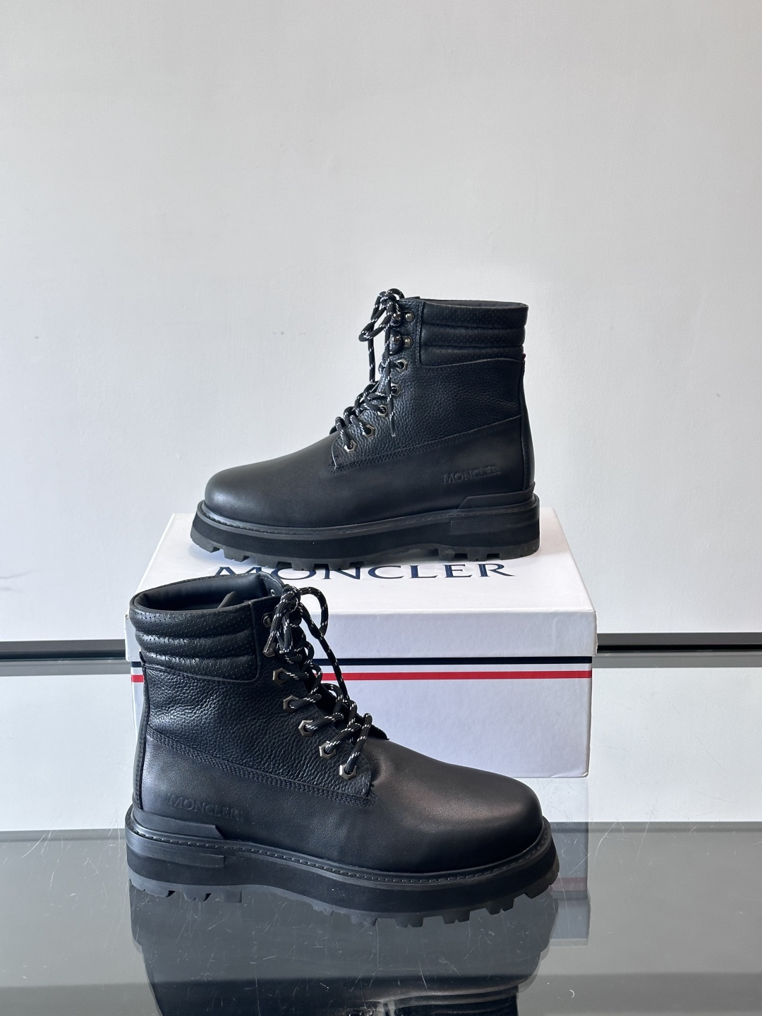 Moncler蒙口秋冬高帮男靴，是个性鲜明的男性单品，采用柔软牛皮制成，户外休闲有范，大底采用TPU+橡