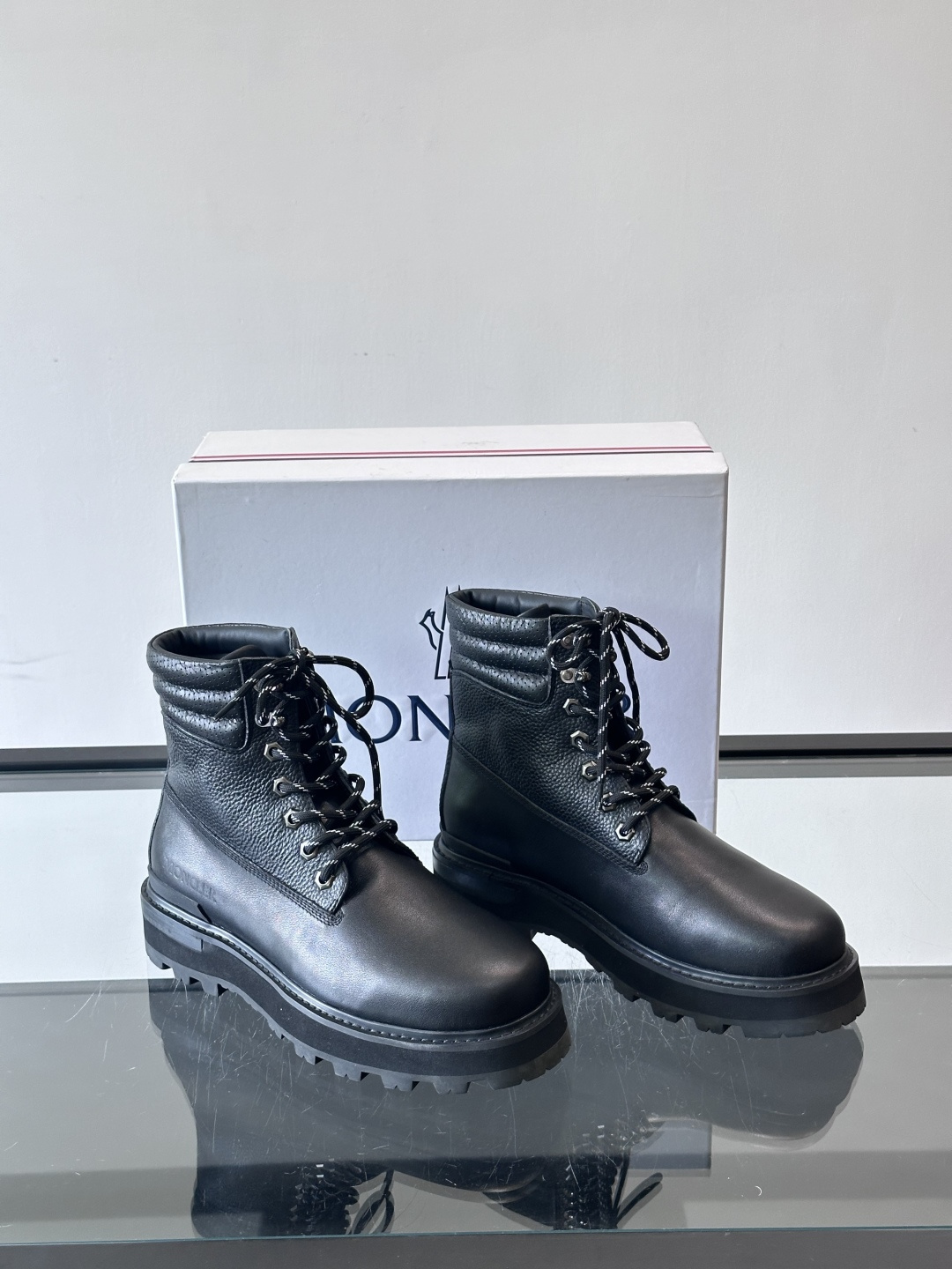 Moncler蒙口秋冬高帮男靴，是个性鲜明的男性单品，采用柔软牛皮制成，户外休闲有范，大底采用TPU+橡