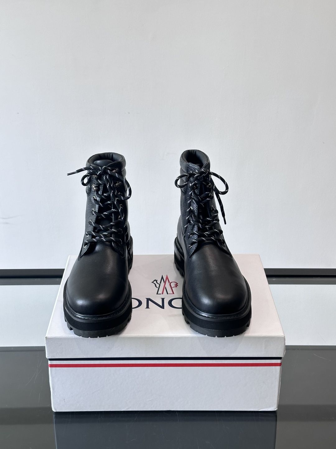 Moncler蒙口秋冬高帮男靴，是个性鲜明的男性单品，采用柔软牛皮制成，户外休闲有范，大底采用TPU+橡