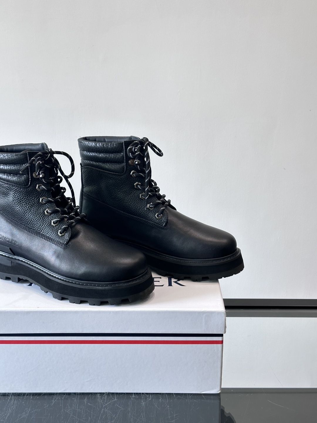 Moncler蒙口秋冬高帮男靴，是个性鲜明的男性单品，采用柔软牛皮制成，户外休闲有范，大底采用TPU+橡