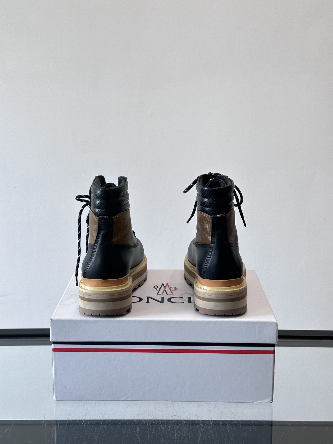 Moncler蒙口秋冬高帮男靴，是个性鲜明的男性单品，采用柔软牛皮制成，户外休闲有范，大底采用TPU+橡