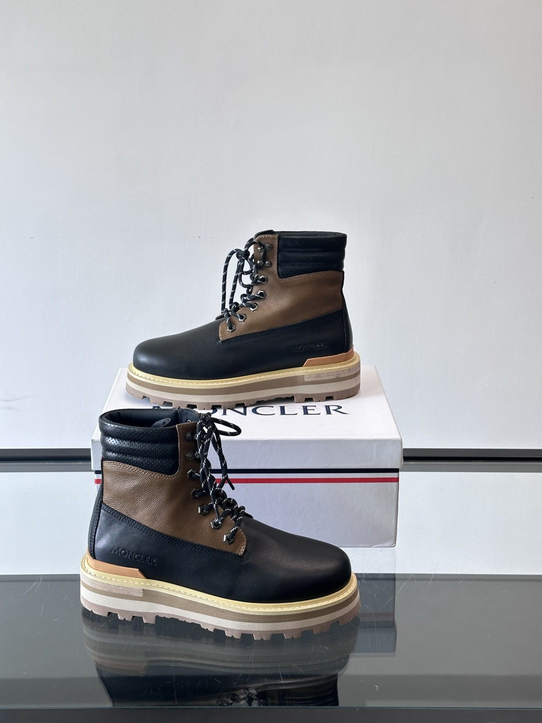 Moncler蒙口秋冬高帮男靴，是个性鲜明的男性单品，采用柔软牛皮制成，户外休闲有范，大底采用TPU+橡