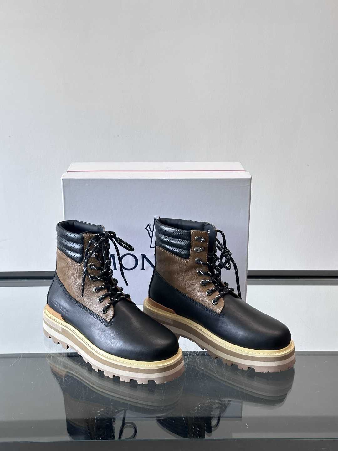 Moncler蒙口秋冬高帮男靴，是个性鲜明的男性单品，采用柔软牛皮制成，户外休闲有范，大底采用TPU+橡