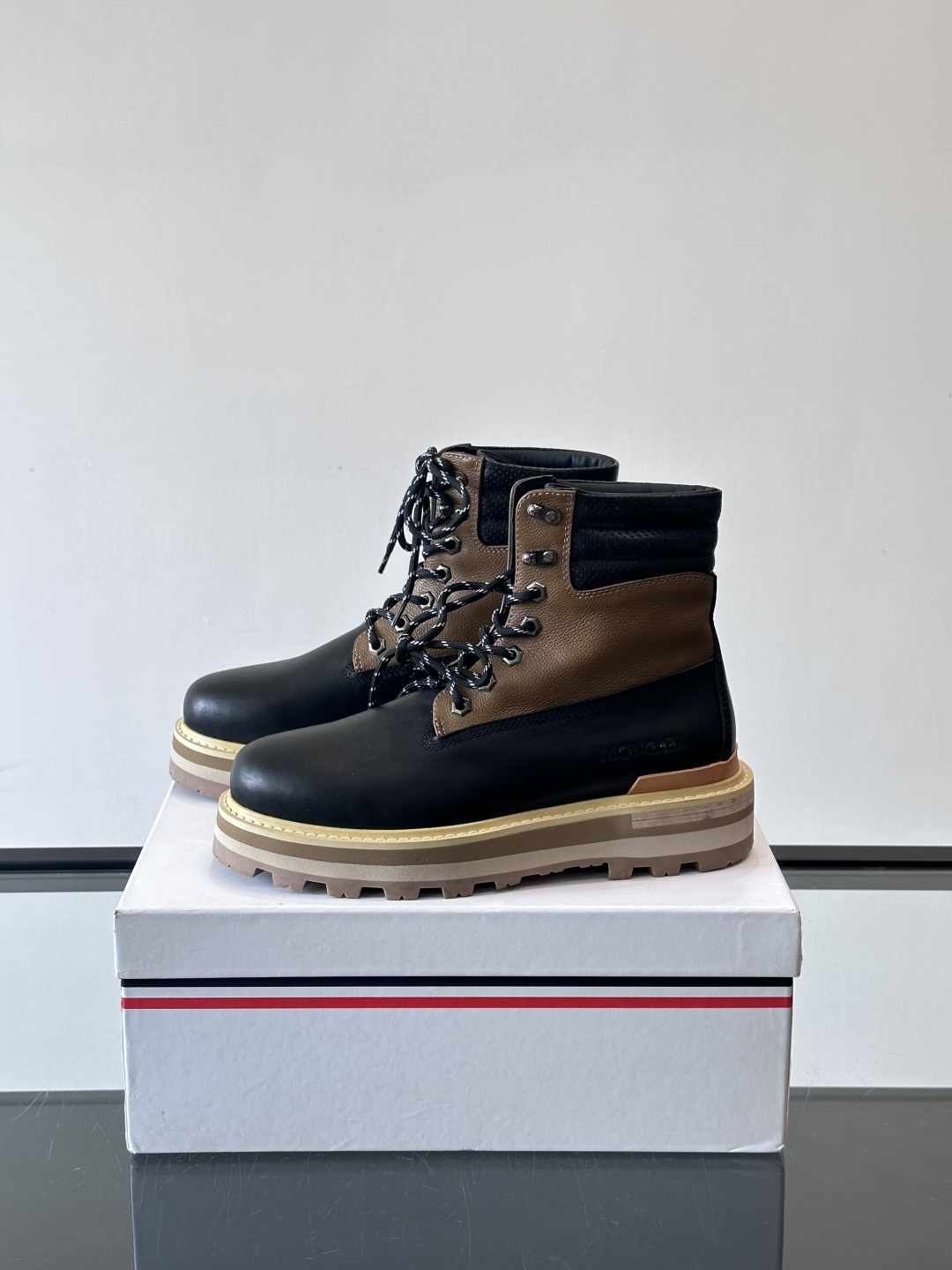 Moncler蒙口秋冬高帮男靴，是个性鲜明的男性单品，采用柔软牛皮制成，户外休闲有范，大底采用TPU+橡