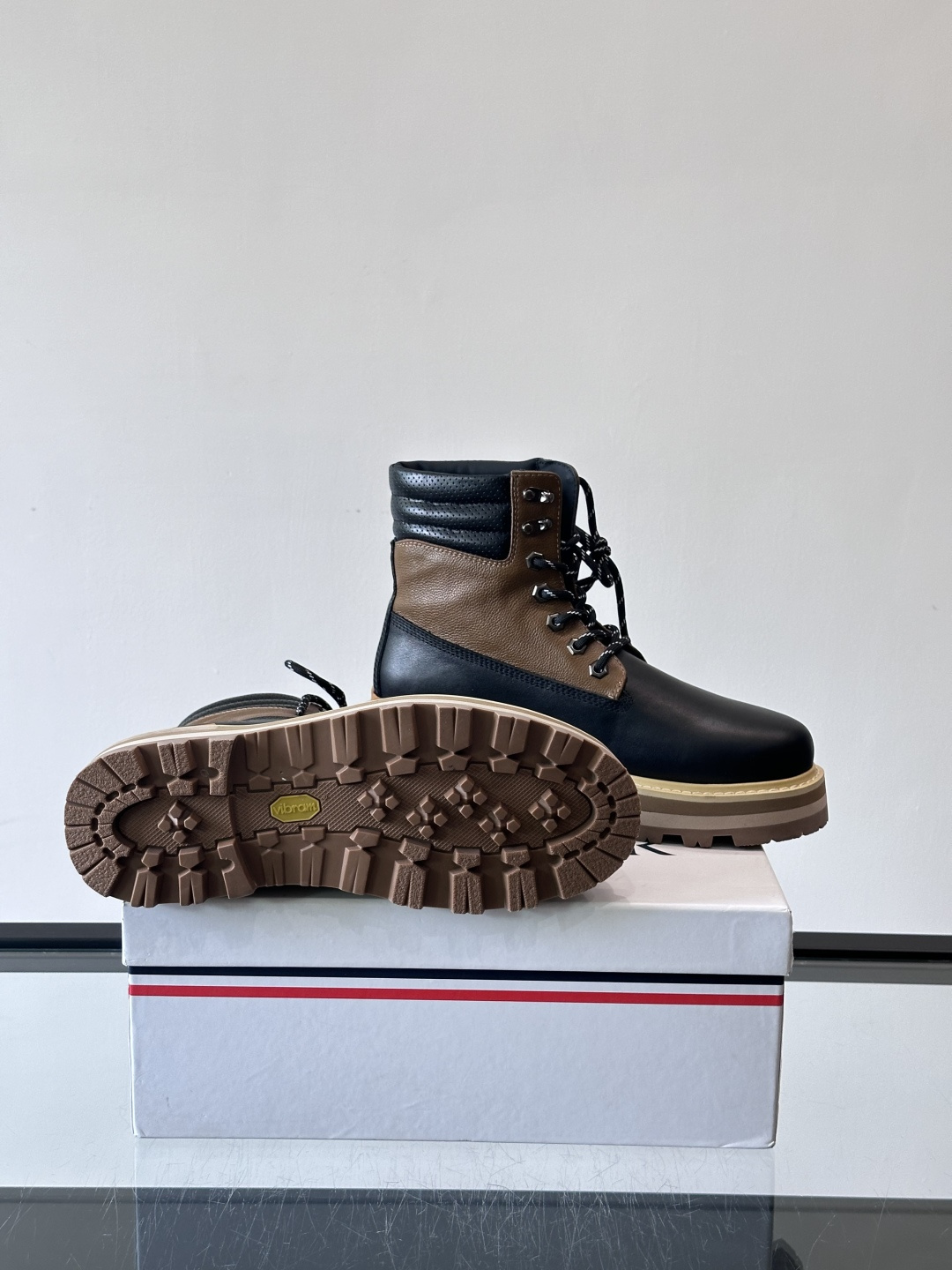 Moncler蒙口秋冬高帮男靴，是个性鲜明的男性单品，采用柔软牛皮制成，户外休闲有范，大底采用TPU+橡