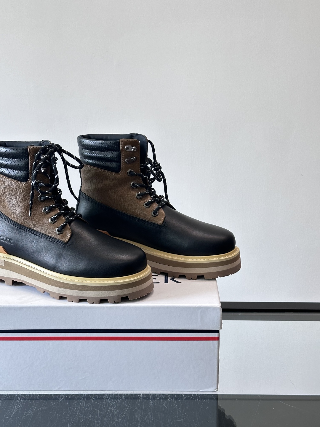 Moncler蒙口秋冬高帮男靴，是个性鲜明的男性单品，采用柔软牛皮制成，户外休闲有范，大底采用TPU+橡