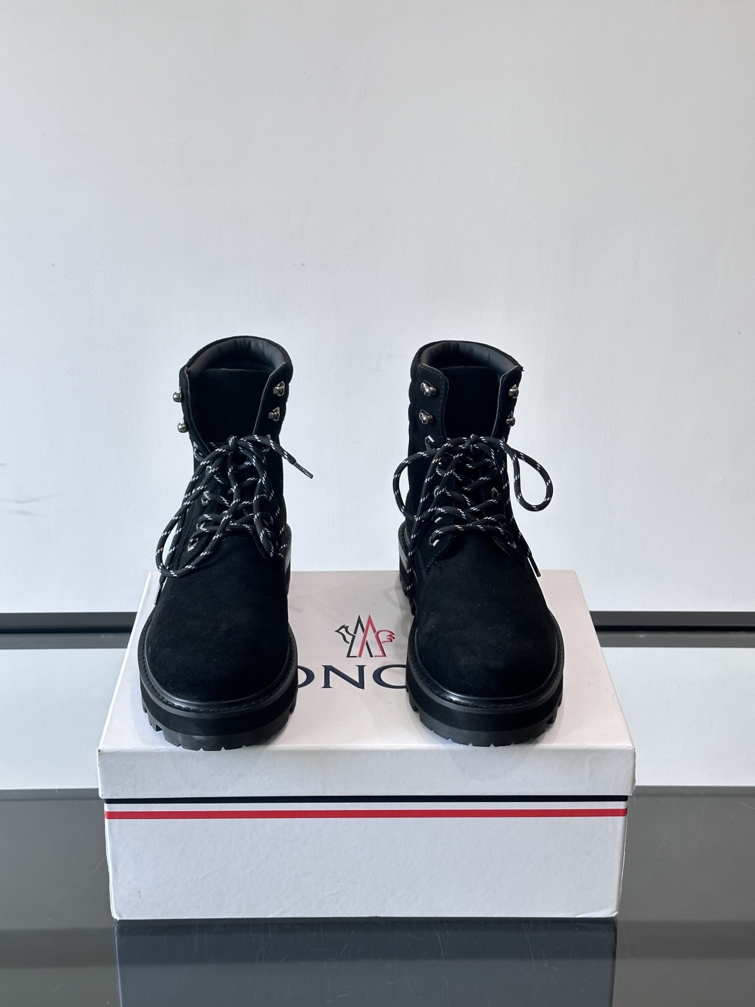 Moncler蒙口秋冬高帮男靴，是个性鲜明的男性单品，采用柔软牛皮制成，户外休闲有范，大底采用TPU+橡