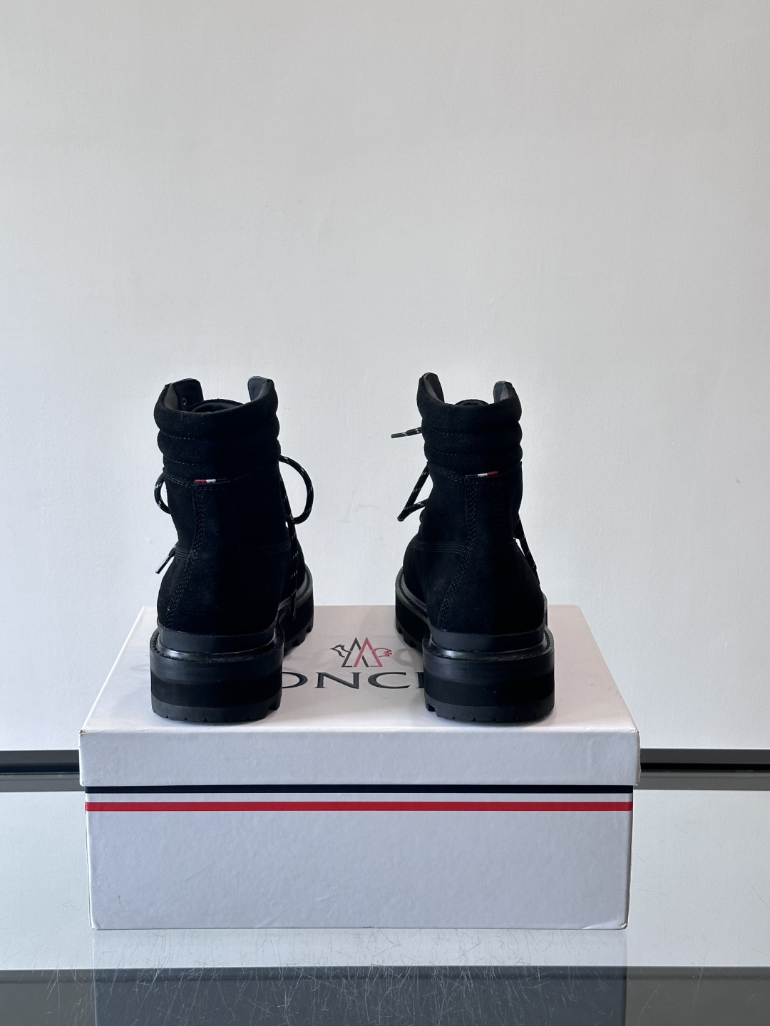 Moncler蒙口秋冬高帮男靴，是个性鲜明的男性单品，采用柔软牛皮制成，户外休闲有范，大底采用TPU+橡