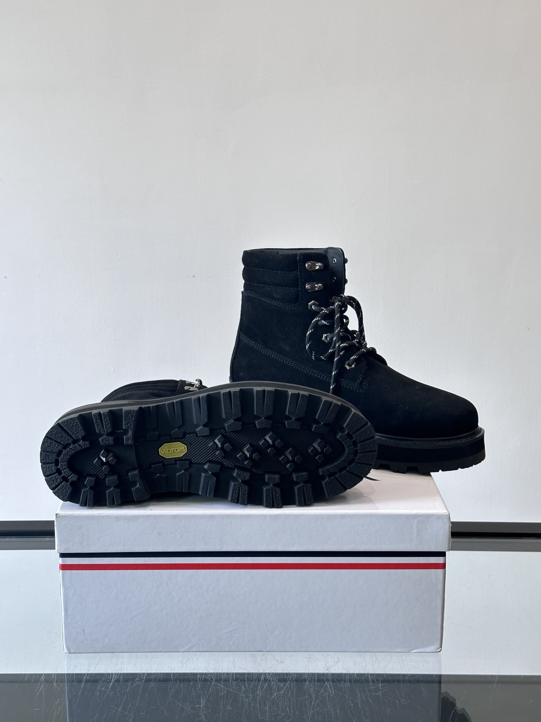 Moncler蒙口秋冬高帮男靴，是个性鲜明的男性单品，采用柔软牛皮制成，户外休闲有范，大底采用TPU+橡