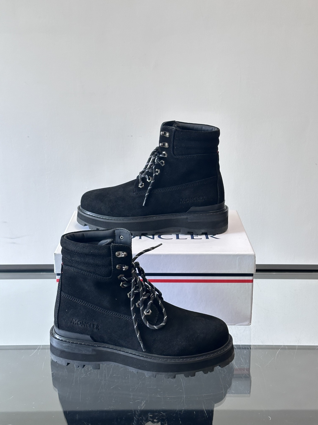 Moncler蒙口秋冬高帮男靴，是个性鲜明的男性单品，采用柔软牛皮制成，户外休闲有范，大底采用TPU+橡