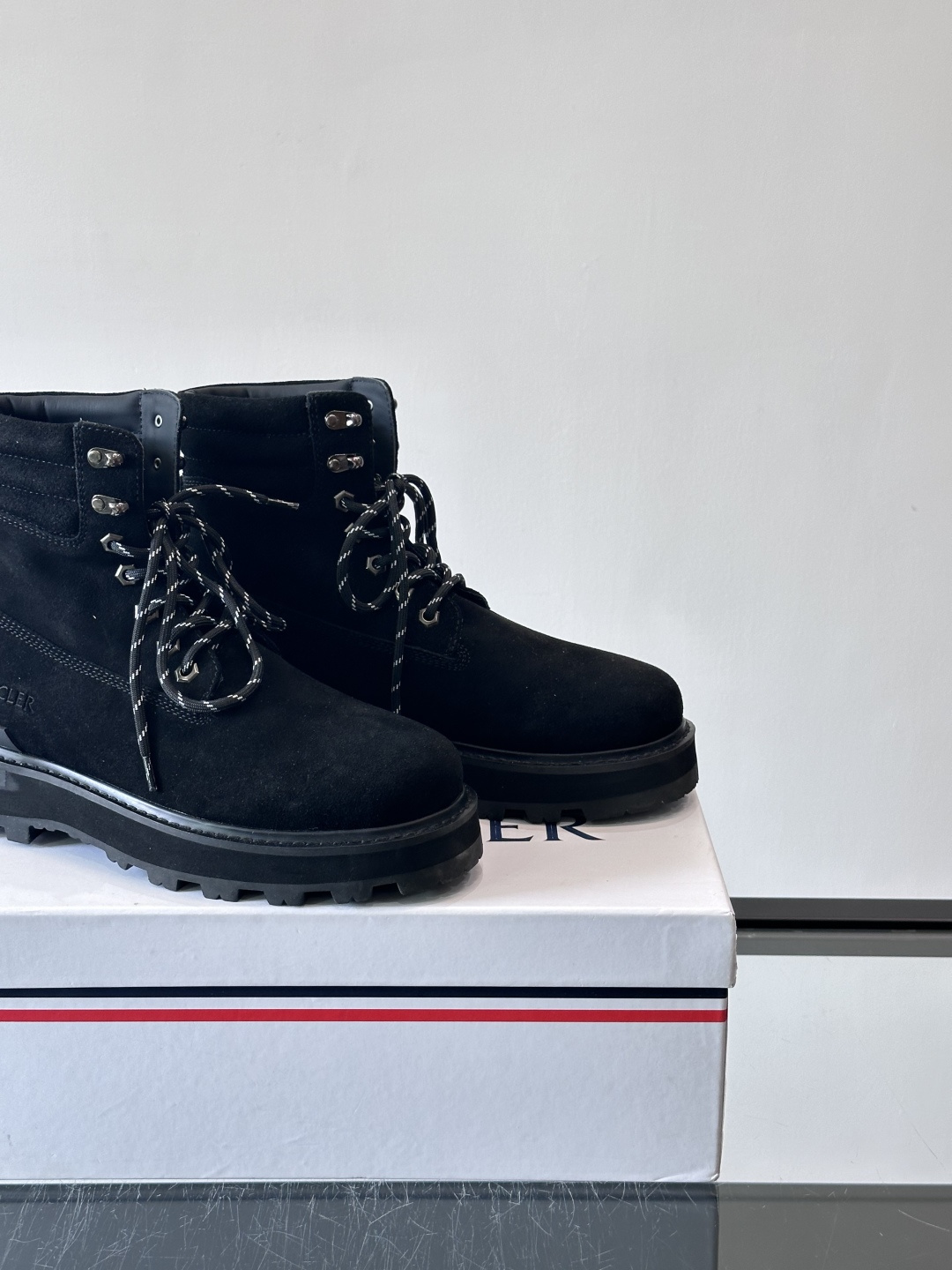 Moncler蒙口秋冬高帮男靴，是个性鲜明的男性单品，采用柔软牛皮制成，户外休闲有范，大底采用TPU+橡