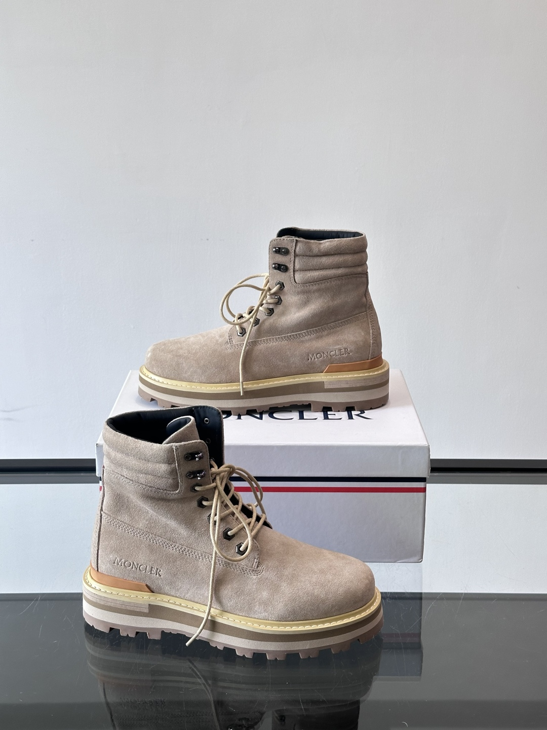 Moncler蒙口秋冬高帮男靴，是个性鲜明的男性单品，采用柔软牛皮制成，户外休闲有范，大底采用TPU+橡
