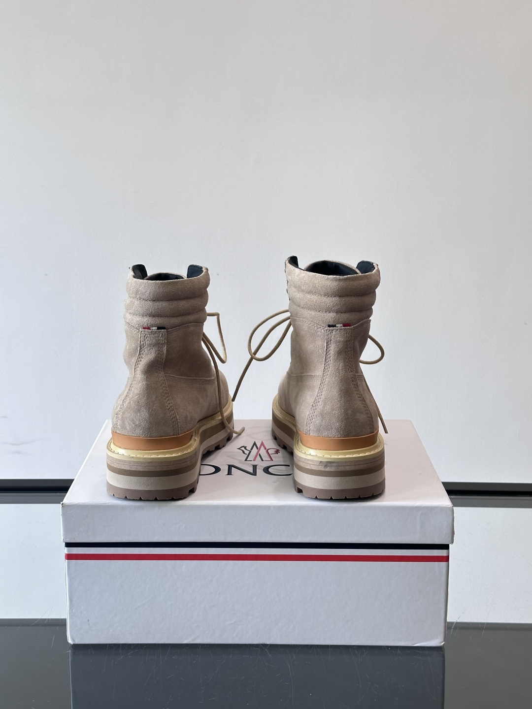 Moncler蒙口秋冬高帮男靴，是个性鲜明的男性单品，采用柔软牛皮制成，户外休闲有范，大底采用TPU+橡