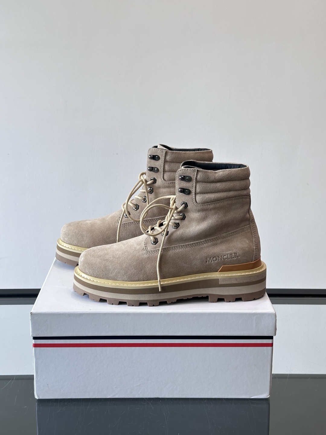 Moncler蒙口秋冬高帮男靴，是个性鲜明的男性单品，采用柔软牛皮制成，户外休闲有范，大底采用TPU+橡