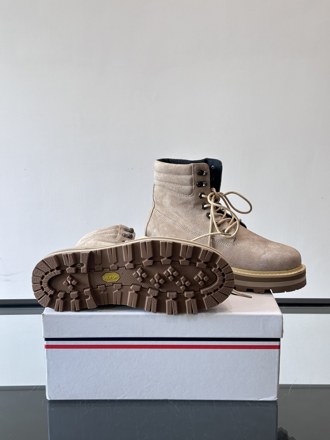 Moncler蒙口秋冬高帮男靴，是个性鲜明的男性单品，采用柔软牛皮制成，户外休闲有范，大底采用TPU+橡