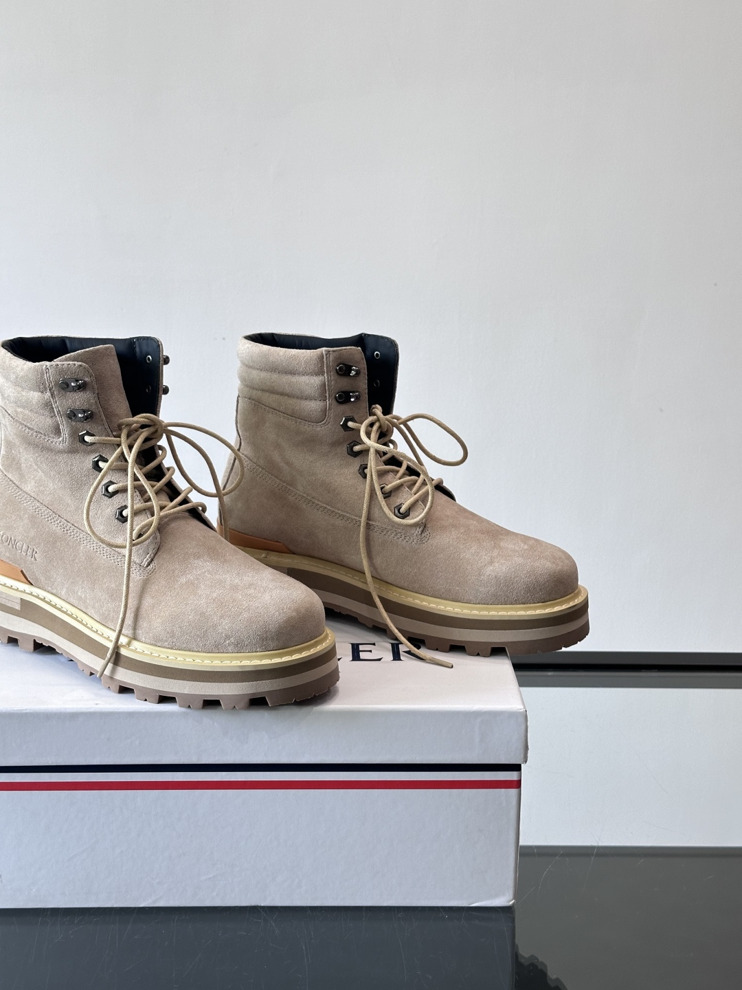 Moncler蒙口秋冬高帮男靴，是个性鲜明的男性单品，采用柔软牛皮制成，户外休闲有范，大底采用TPU+橡