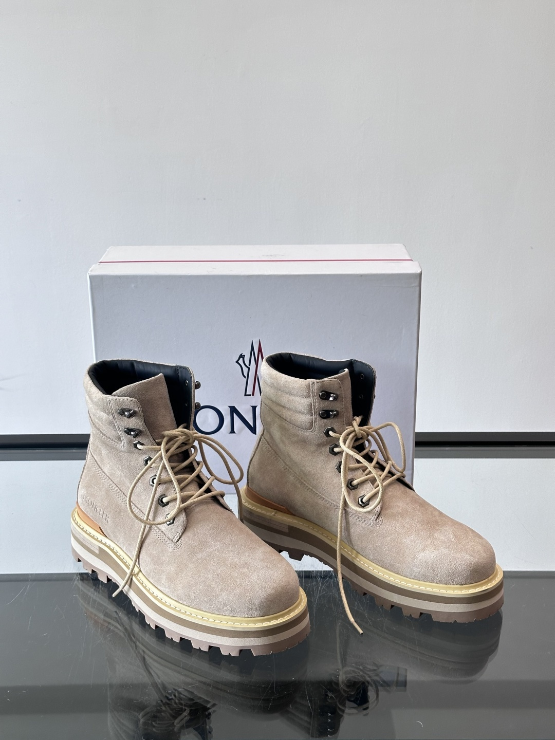 Moncler蒙口秋冬高帮男靴，是个性鲜明的男性单品，采用柔软牛皮制成，户外休闲有范，大底采用TPU+橡