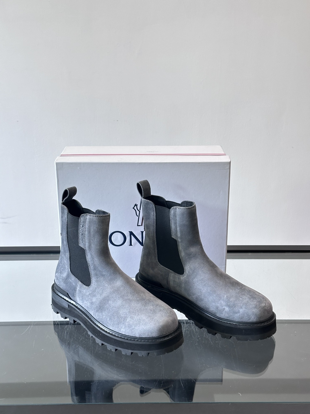 Moncler蒙口秋冬高帮男靴，是个性鲜明的男性单品，采用柔软牛皮制成，户外休闲有范，大底采用TPU+橡