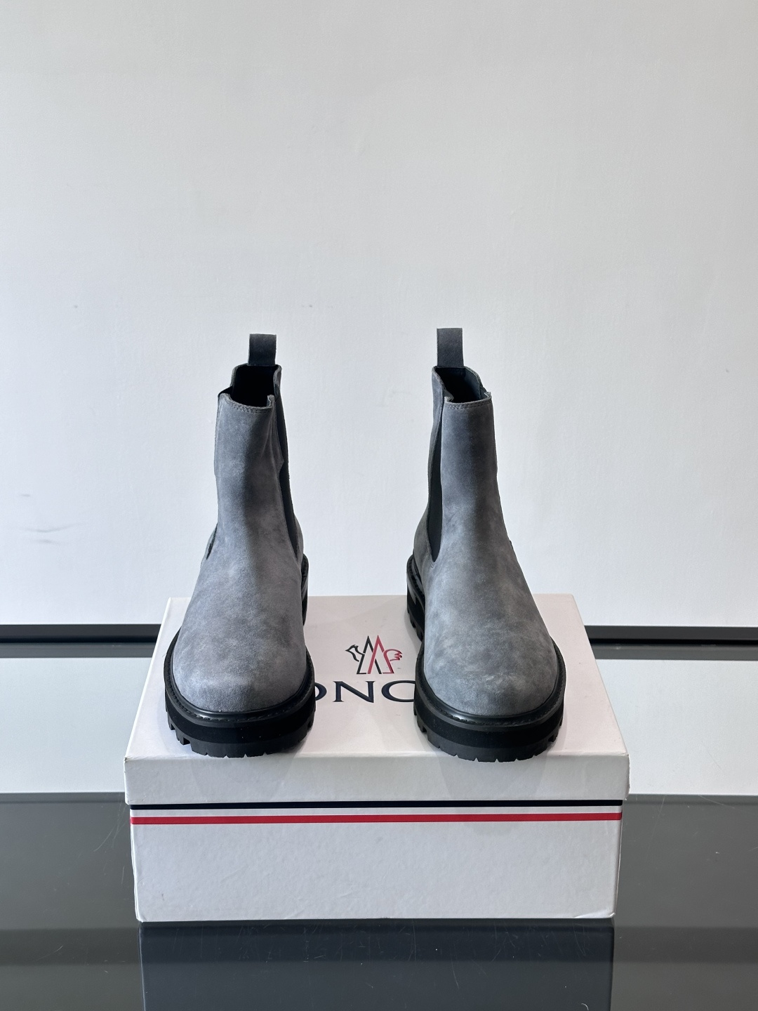 Moncler蒙口秋冬高帮男靴，是个性鲜明的男性单品，采用柔软牛皮制成，户外休闲有范，大底采用TPU+橡