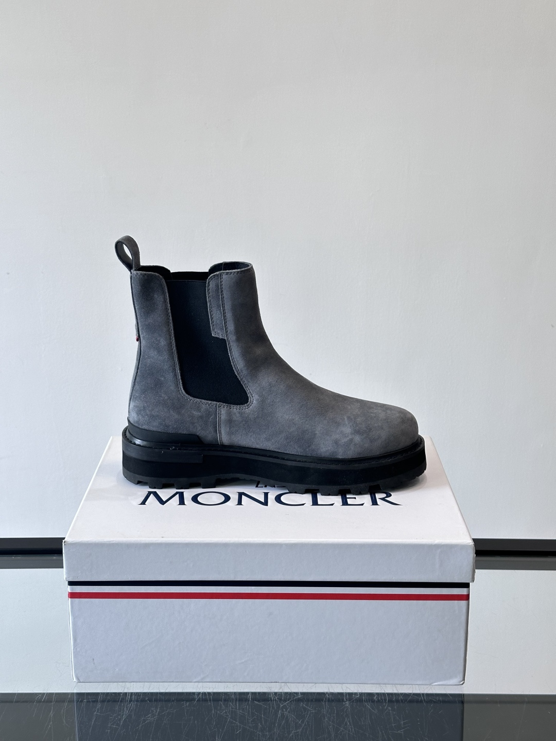 Moncler蒙口秋冬高帮男靴，是个性鲜明的男性单品，采用柔软牛皮制成，户外休闲有范，大底采用TPU+橡