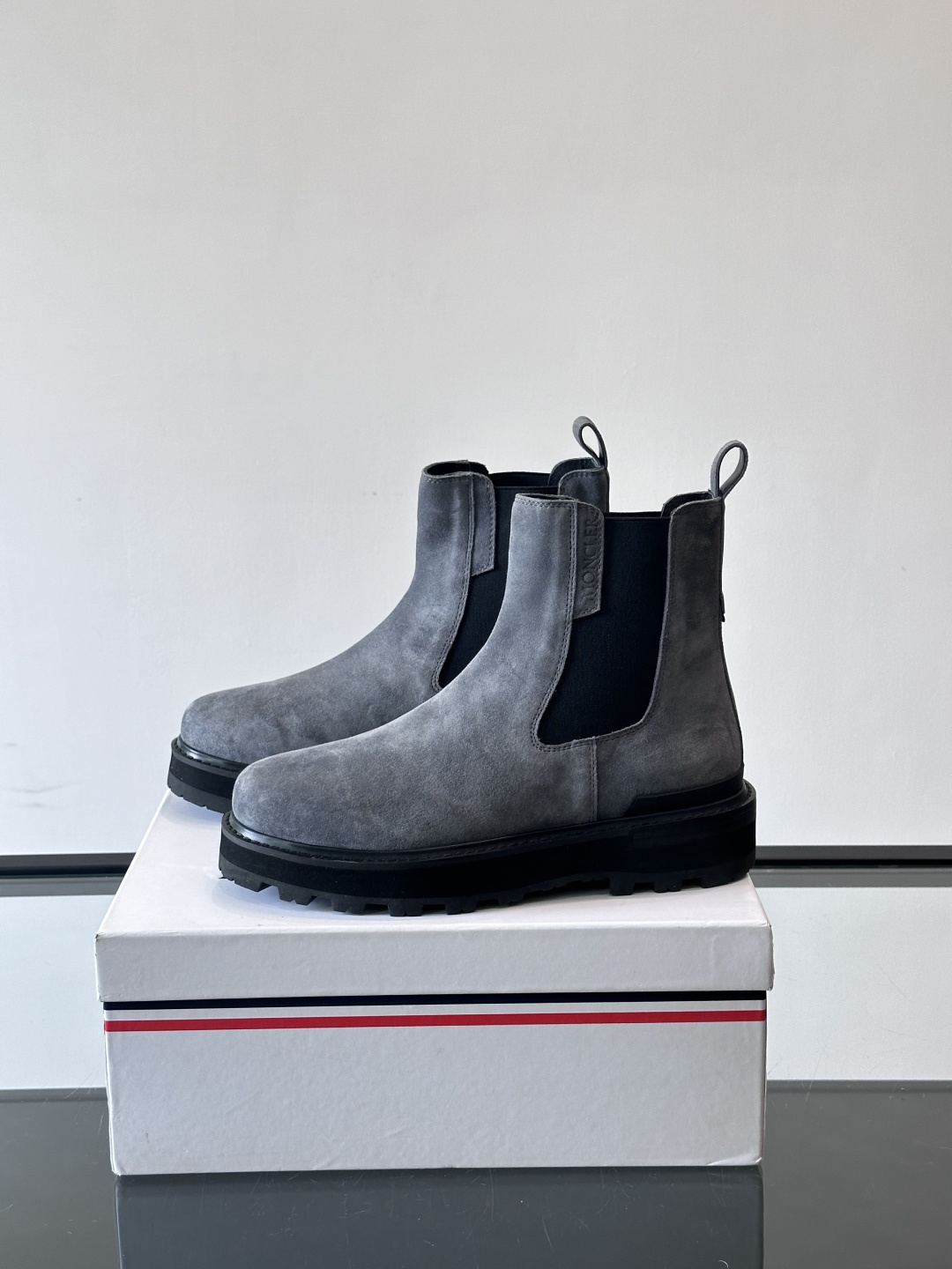 Moncler蒙口秋冬高帮男靴，是个性鲜明的男性单品，采用柔软牛皮制成，户外休闲有范，大底采用TPU+橡