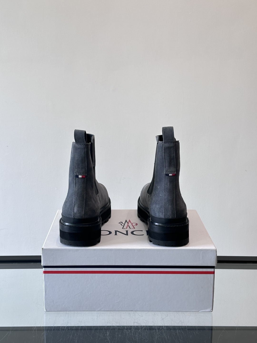 Moncler蒙口秋冬高帮男靴，是个性鲜明的男性单品，采用柔软牛皮制成，户外休闲有范，大底采用TPU+橡