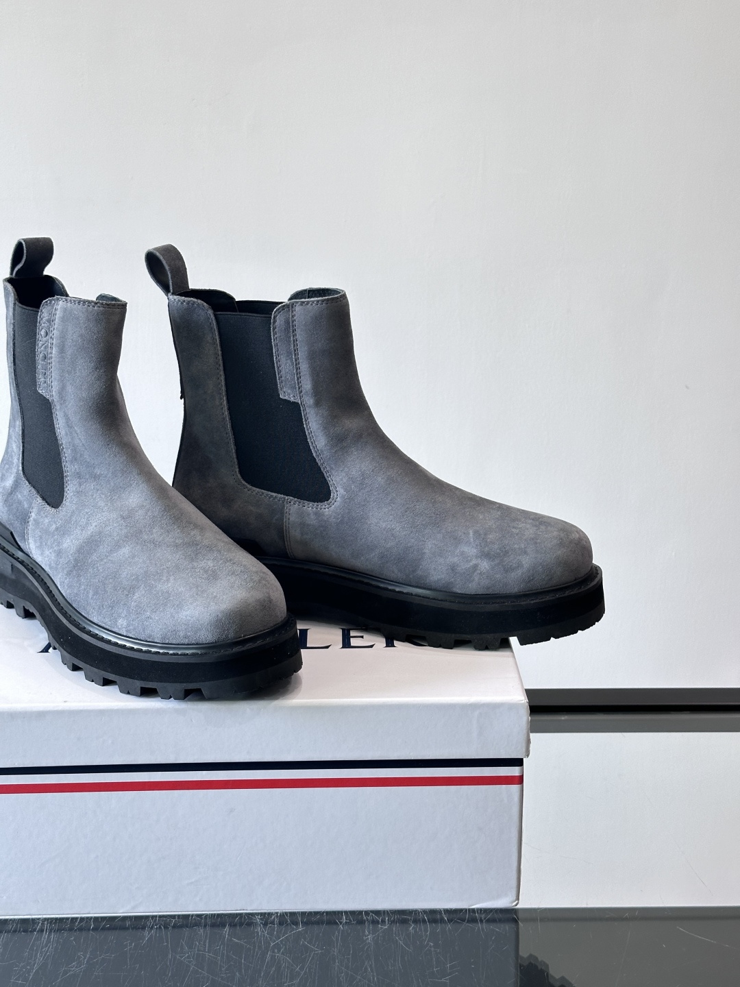 Moncler蒙口秋冬高帮男靴，是个性鲜明的男性单品，采用柔软牛皮制成，户外休闲有范，大底采用TPU+橡