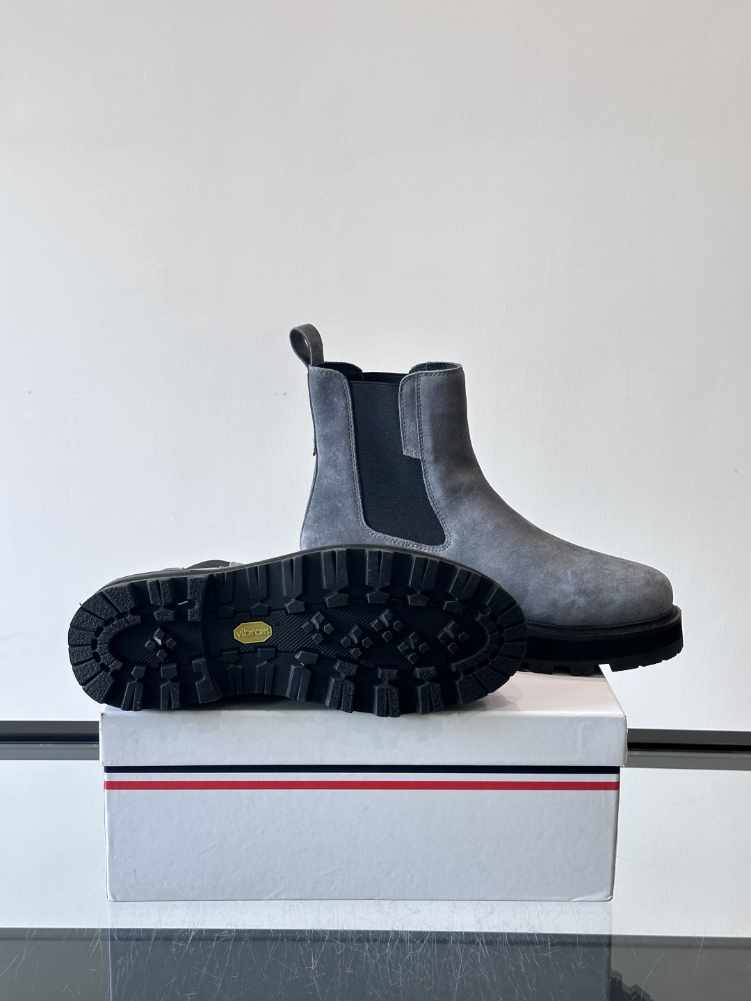 Moncler蒙口秋冬高帮男靴，是个性鲜明的男性单品，采用柔软牛皮制成，户外休闲有范，大底采用TPU+橡