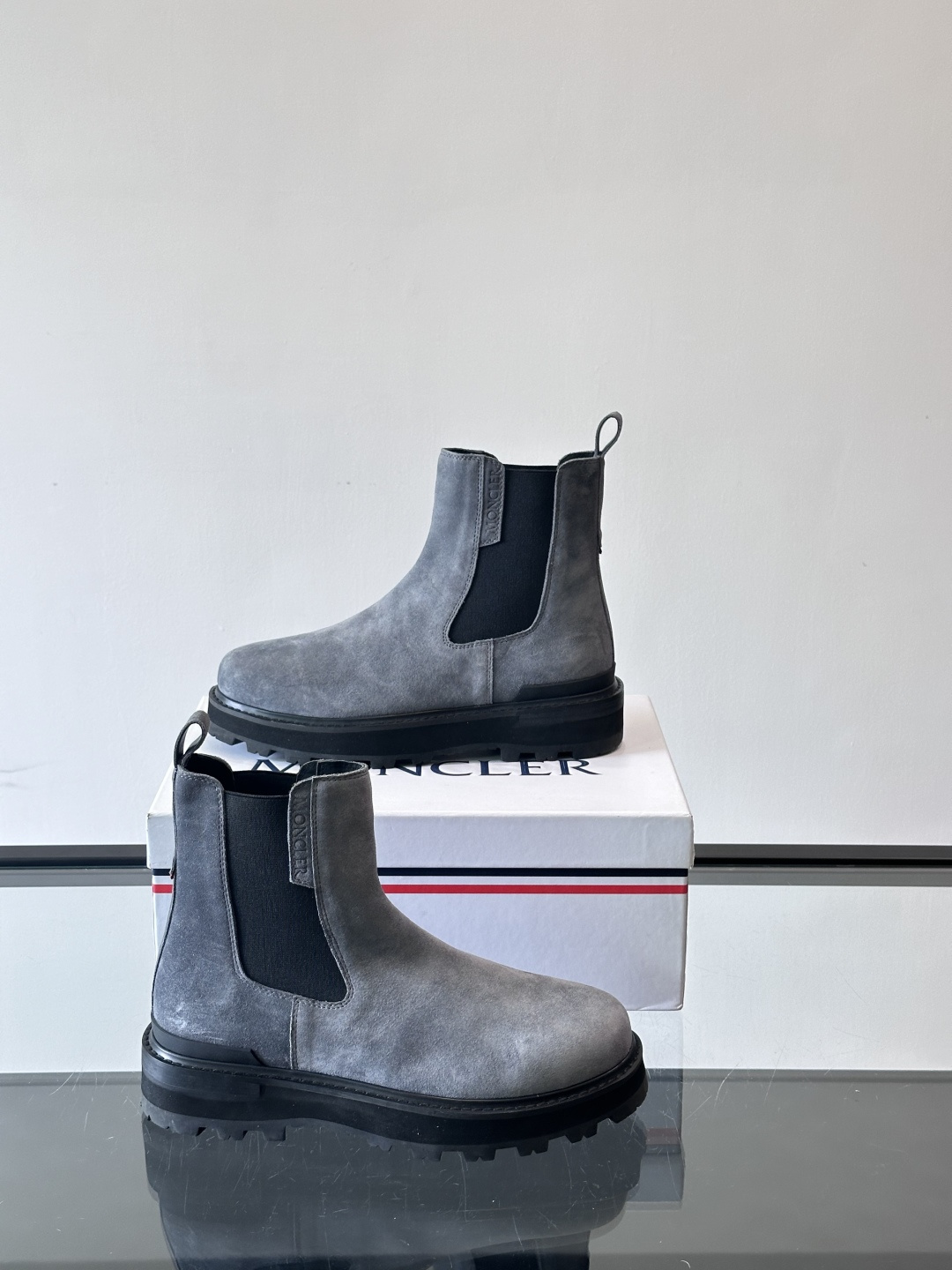 Moncler蒙口秋冬高帮男靴，是个性鲜明的男性单品，采用柔软牛皮制成，户外休闲有范，大底采用TPU+橡