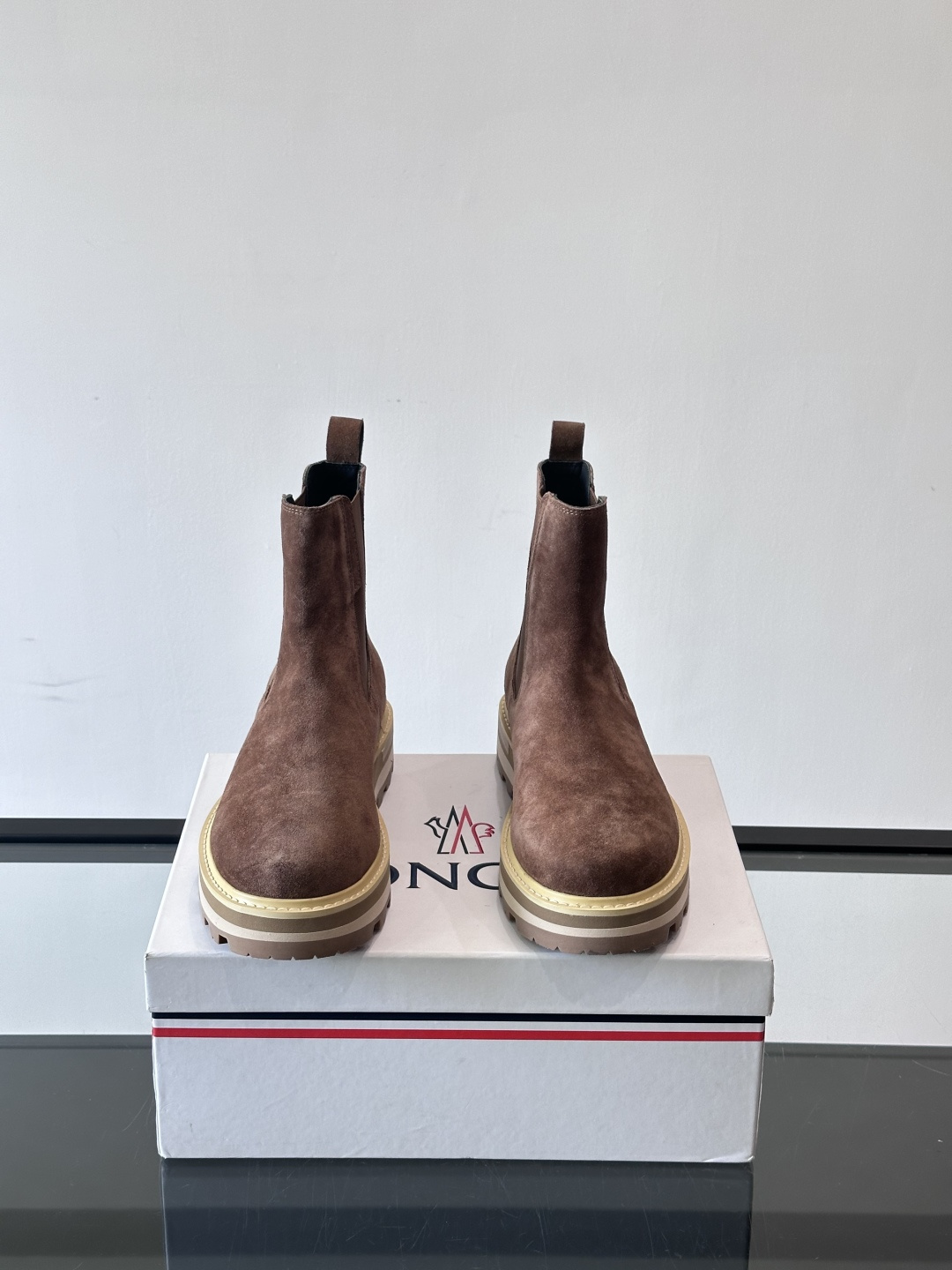 Moncler蒙口秋冬高帮男靴，是个性鲜明的男性单品，采用柔软牛皮制成，户外休闲有范，大底采用TPU+橡