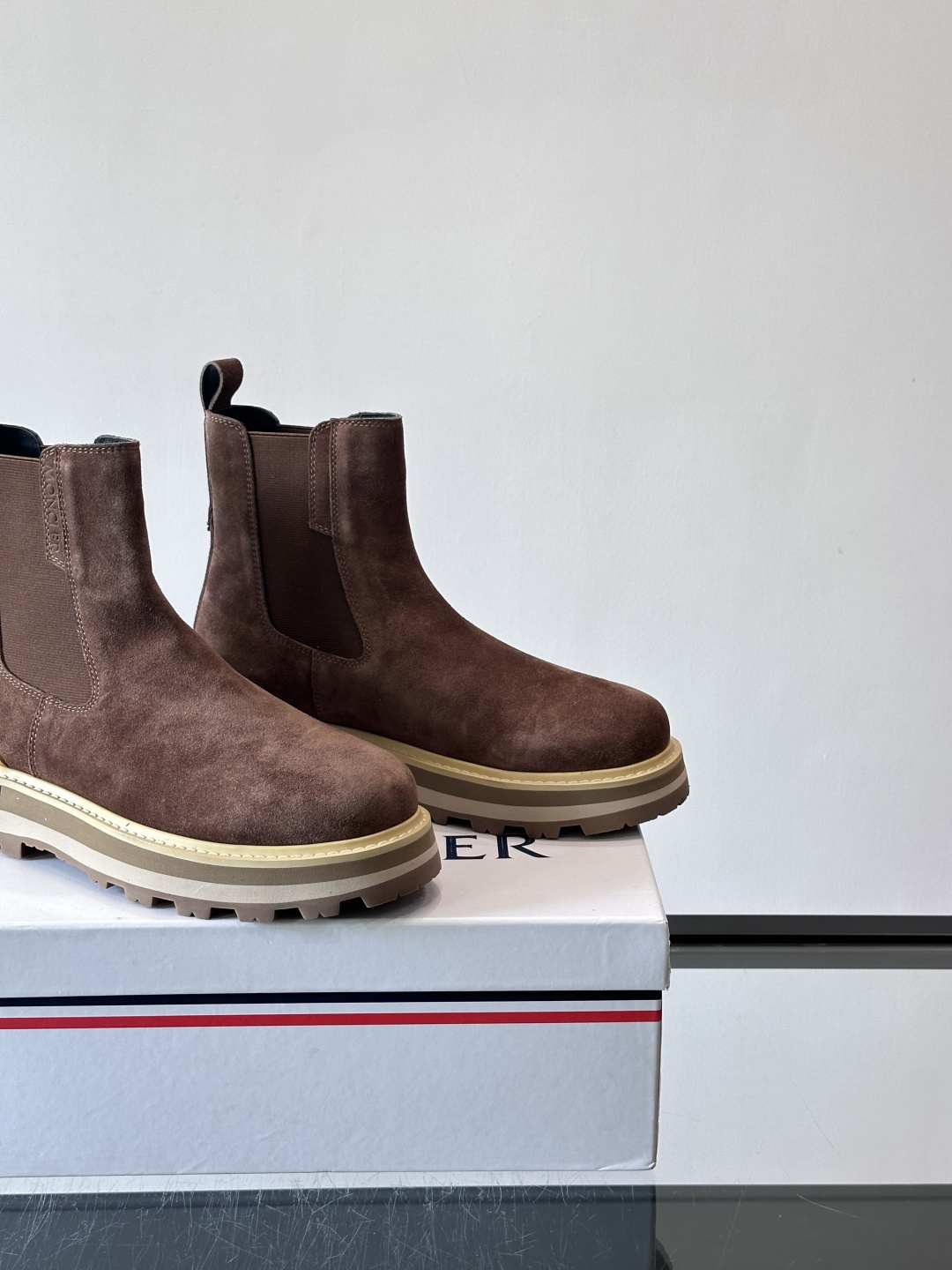 Moncler蒙口秋冬高帮男靴，是个性鲜明的男性单品，采用柔软牛皮制成，户外休闲有范，大底采用TPU+橡