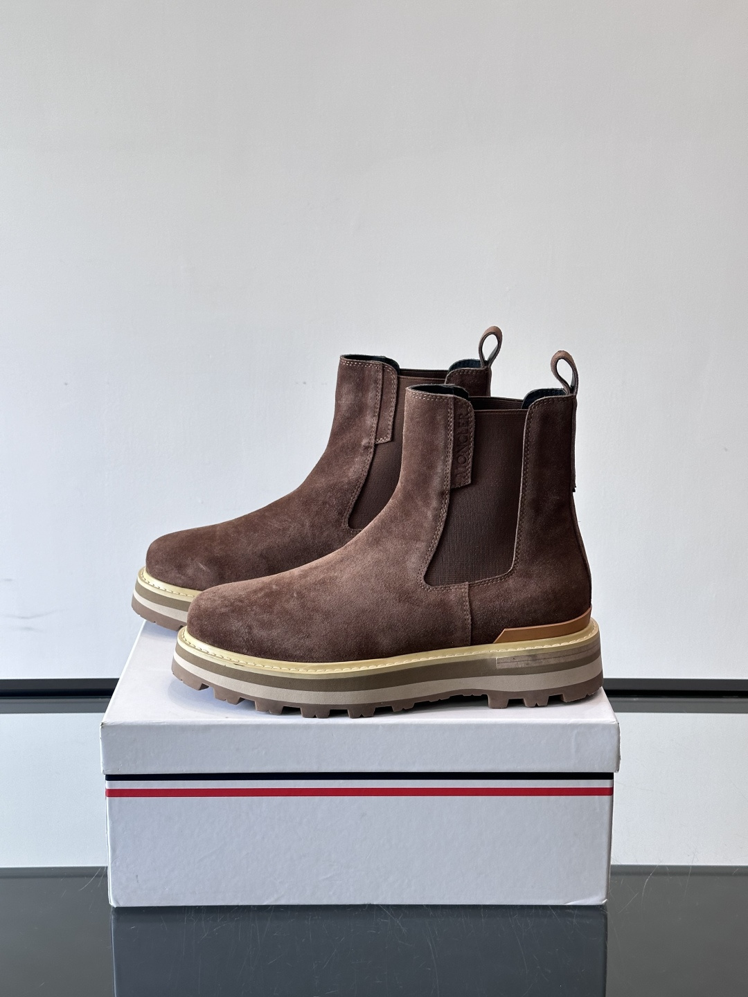 Moncler蒙口秋冬高帮男靴，是个性鲜明的男性单品，采用柔软牛皮制成，户外休闲有范，大底采用TPU+橡