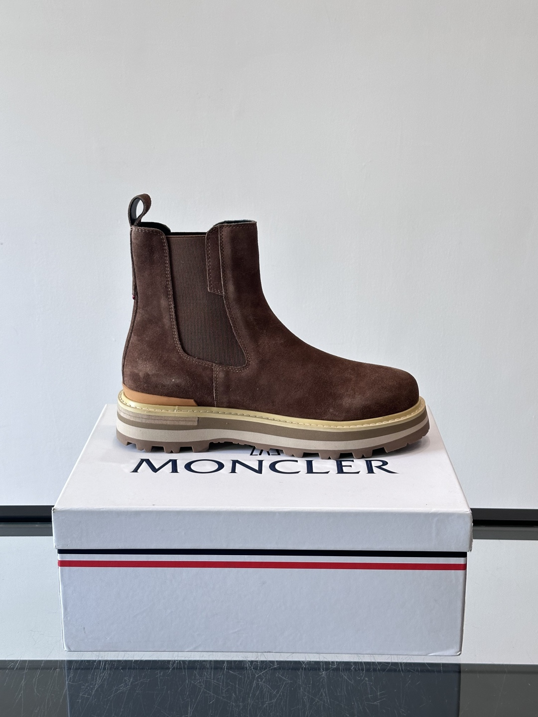 Moncler蒙口秋冬高帮男靴，是个性鲜明的男性单品，采用柔软牛皮制成，户外休闲有范，大底采用TPU+橡