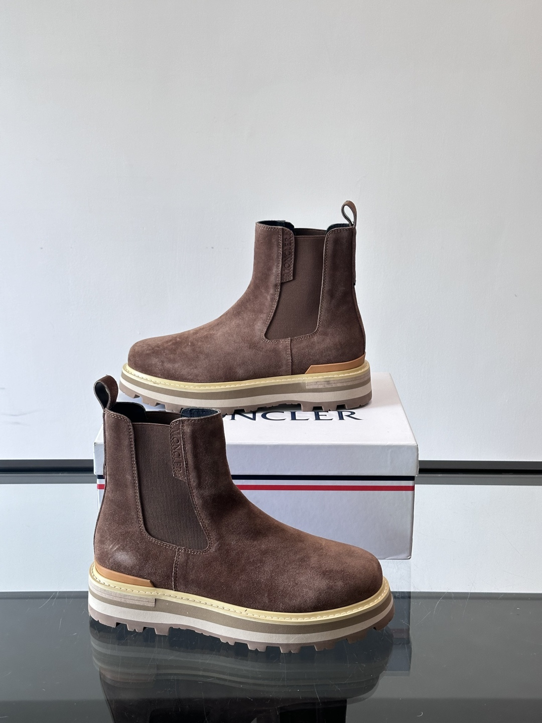 Moncler蒙口秋冬高帮男靴，是个性鲜明的男性单品，采用柔软牛皮制成，户外休闲有范，大底采用TPU+橡